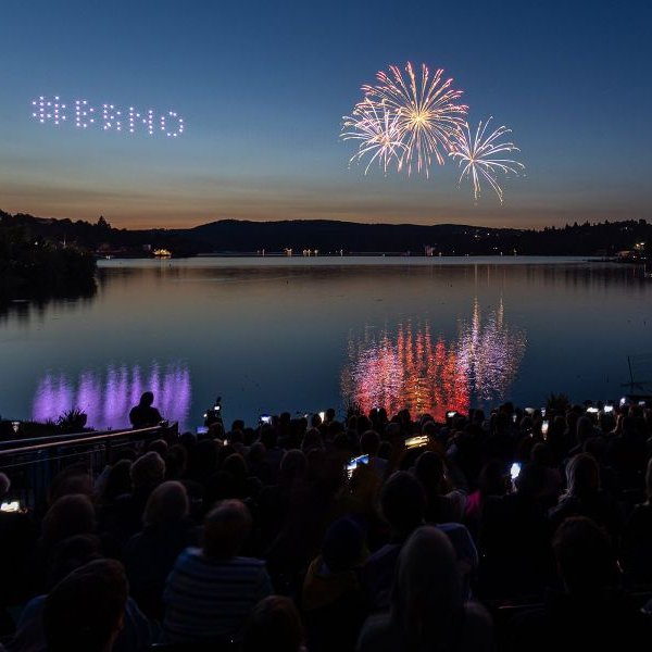 Léto na přehradě: ohňostroje i 500 dronů