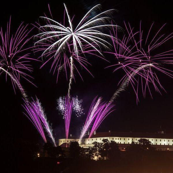 Fireworks celebrating Brno Exhibition Centre’s 95th anniversary brought good mood and swing music to Špilberk
